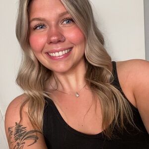 Meet your Posher, Becca